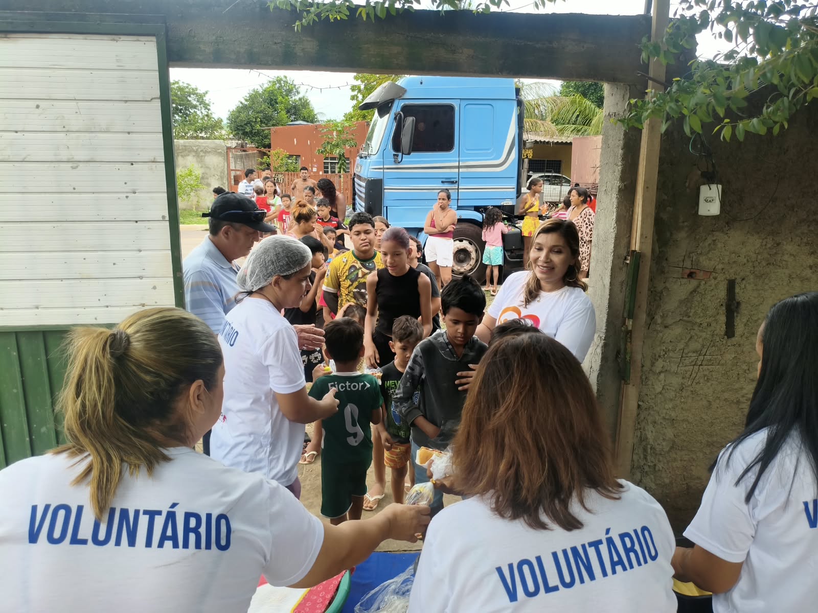 Voluntários e comunidade durante a ação