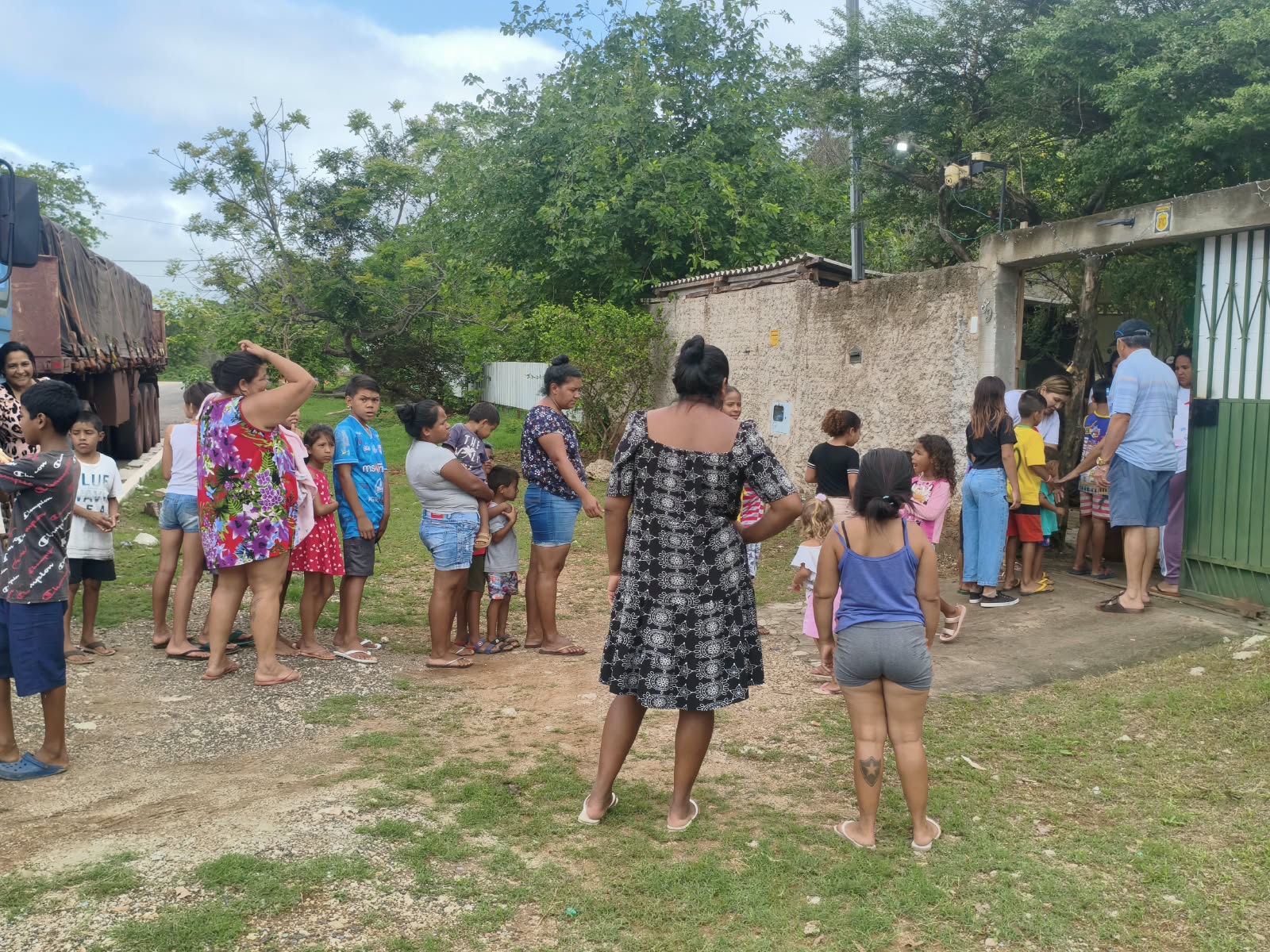 Momento registrado durante a entrega solidária
