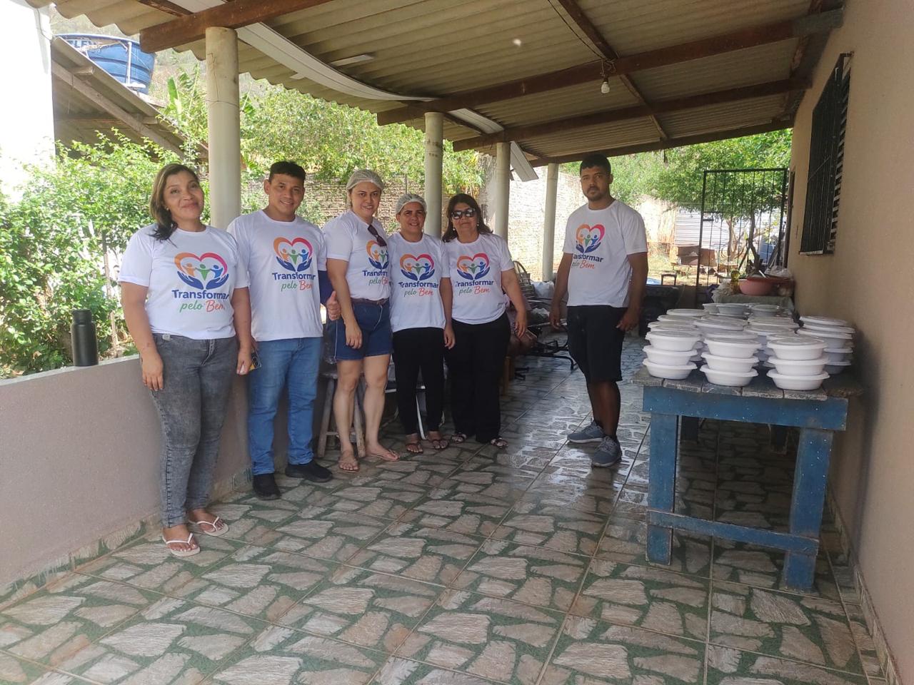 Voluntários do Projeto Transformar pelo Bem reunidos em ação comunitária